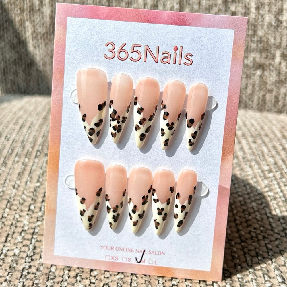 365nails: "Léopard Crème en V" – Ongles forme stiletto fait main nude et crème, imprimé léopard en V