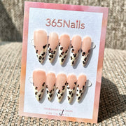 365nails: "Léopard Crème en V" – Ongles forme stiletto fait main nude et crème, imprimé léopard en V