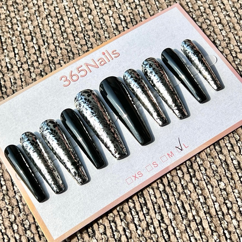 365nails: « Dentelle argent noir » – ongles coffin fait main, dentelle métallique argentée sur fond noir