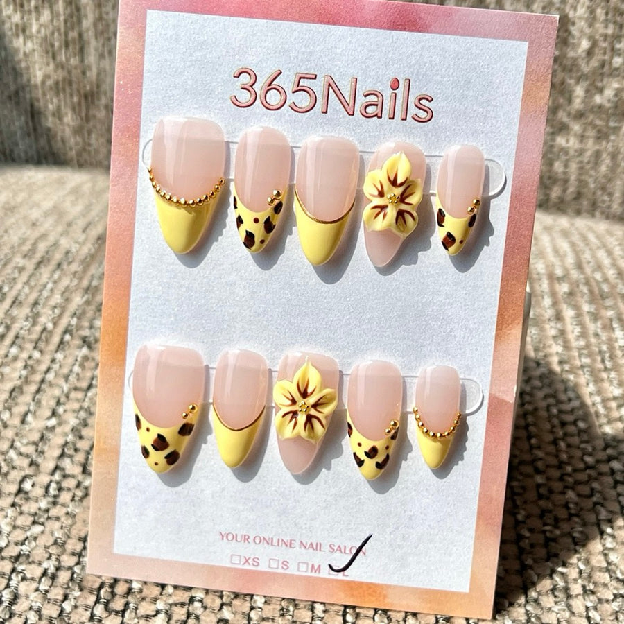 365nails : ongles press-on mi-longs forme amande, faits main — motif léopard et fleurs jaune pâle