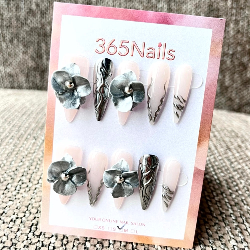 365nails: "Midnight Bloom" – 3D 꽃 장식 수제 스틸레토형 네일