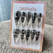 Obsidian Mist — ongles press-on stiletto griffe de dragon, base transparente avec tourbillon marbre noir | 365Nails Premium fait main Dragon Series