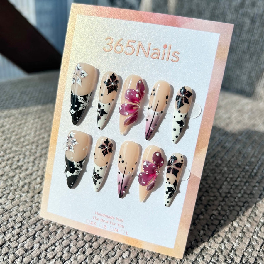 Fait main « Romance Gothique » — ongles press-on 3D floraux | art à l'encre noir & blanc avec pétales bordeaux | forme stiletto long