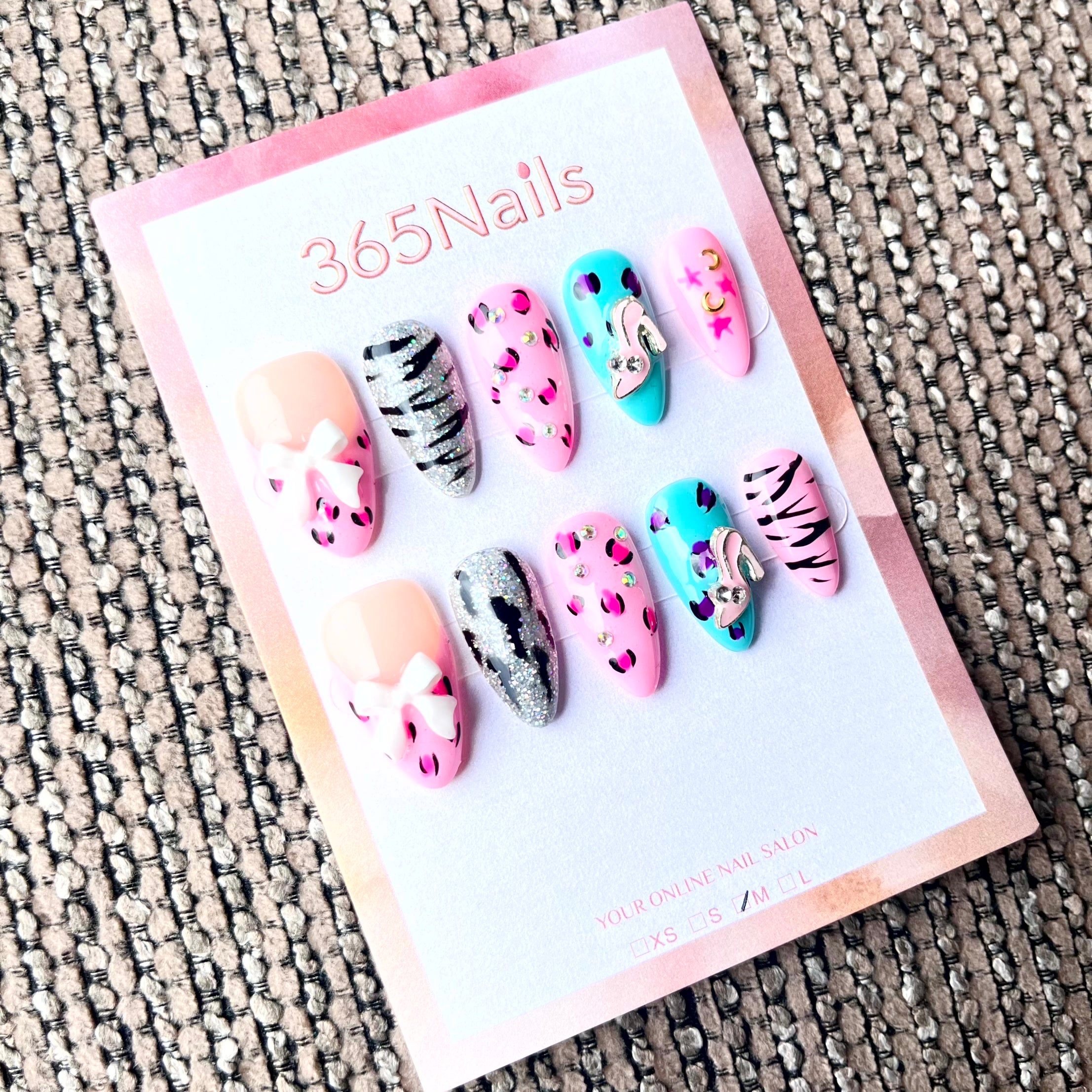 365nails: "Wild Pop" – Unhas Amêndoas Artesanais com Estampa Animal 3D Mídia Mista