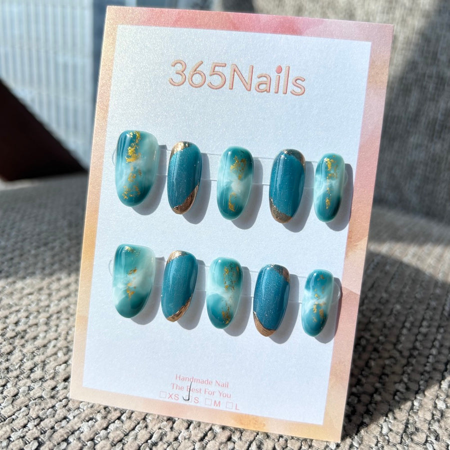 Ethereal Ink: Brume Sarcelle – marbré cyan profond et nuage blanc avec œil-de-chat bleu et bout doré — ongles press-on forme ovale
