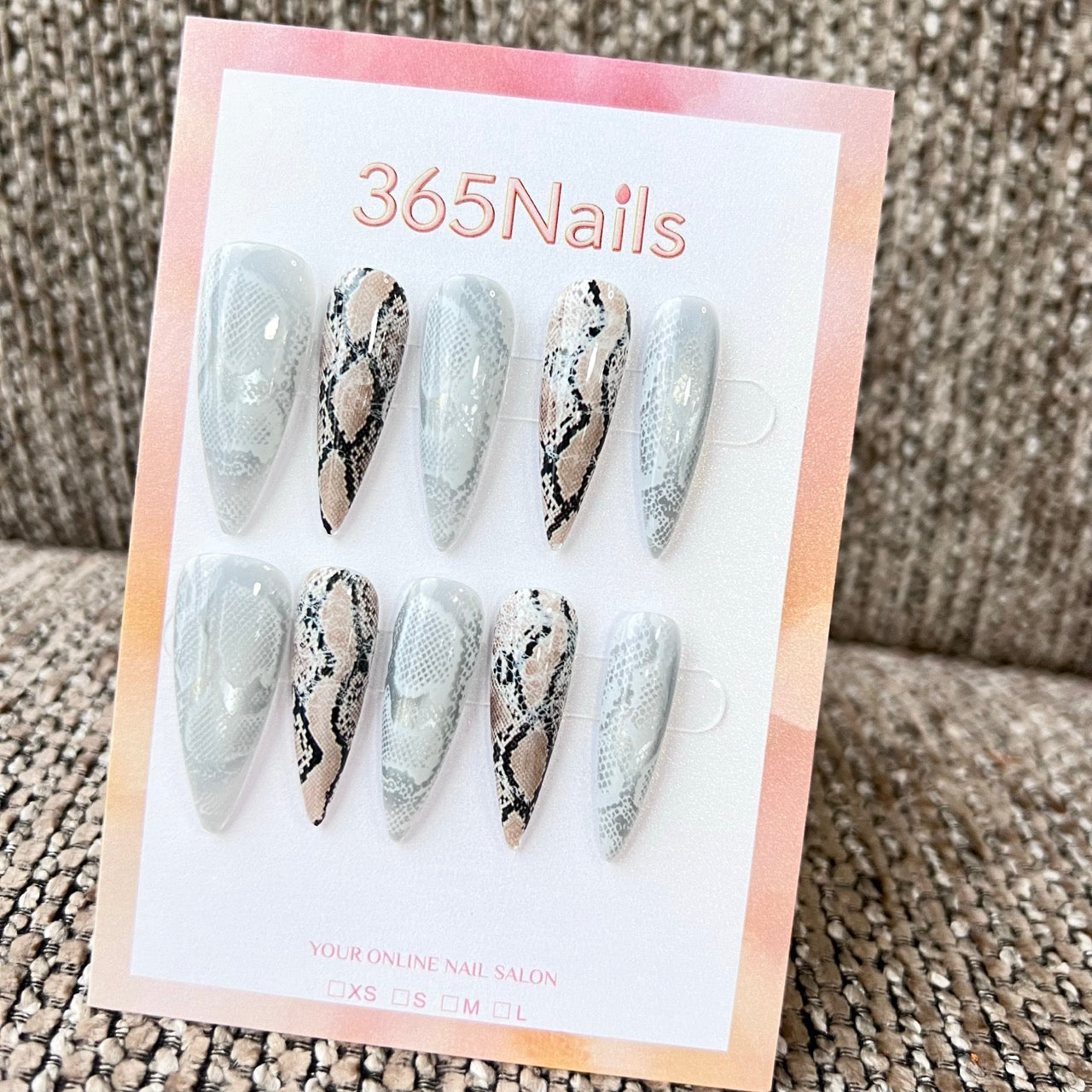 Cosmic Fatale: "Ice Python Edge" – Unhas Postiças Artesanais de Stiletto Longas e Afiadas