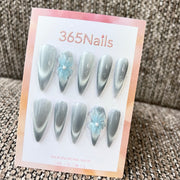 Cosmic Fatale : « Lueur de lys bleu glacial » – Ongles press-on faits main forme stiletto longue et pointue