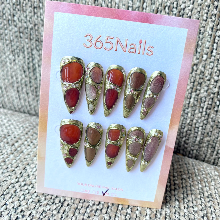 365nails: 앤틱 골드 유물 – 보석 인레이 수제 스틸레토형 네일