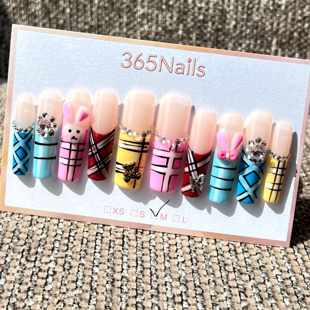 365nails: "Pop lapin à carreaux" — personnage 3D et motif à carreaux, ongles forme coffin faits main