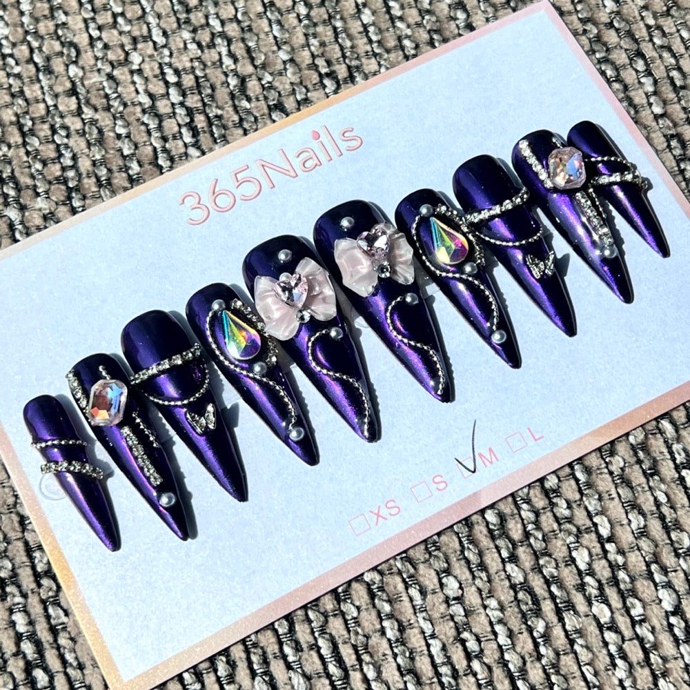 365nails: "Midnight Royalty" – 3D 크리스탈 & 리본 수제 스틸레토형 네일