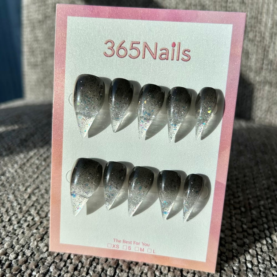 Dégradé argent galaxie — ongle forme stiletto griffe de dragon noir et gris, fait main premium