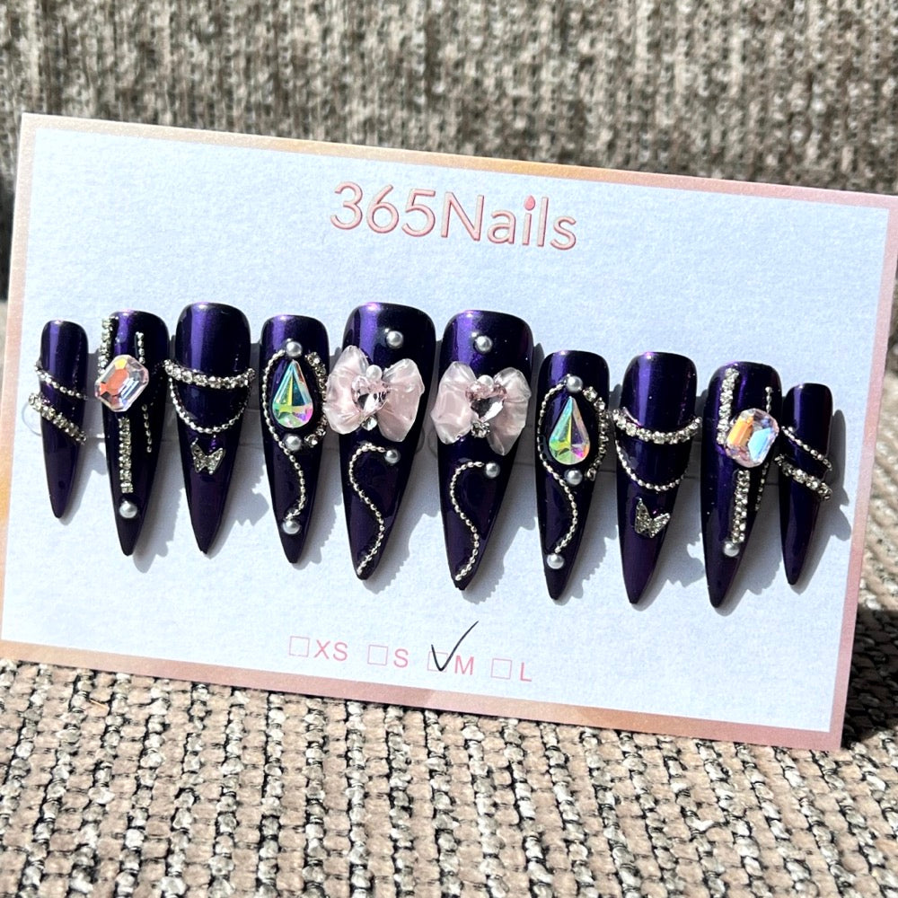 365nails: "Midnight Royalty" – 3D 크리스탈 & 리본 수제 스틸레토형 네일