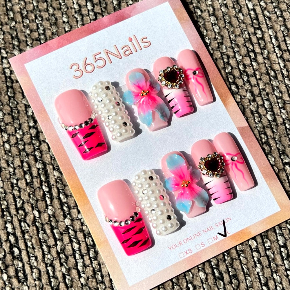 365nails — « Bubblegum Baddie » : ongles press-on faits main, forme coffin, fleur 3D & motif tigre