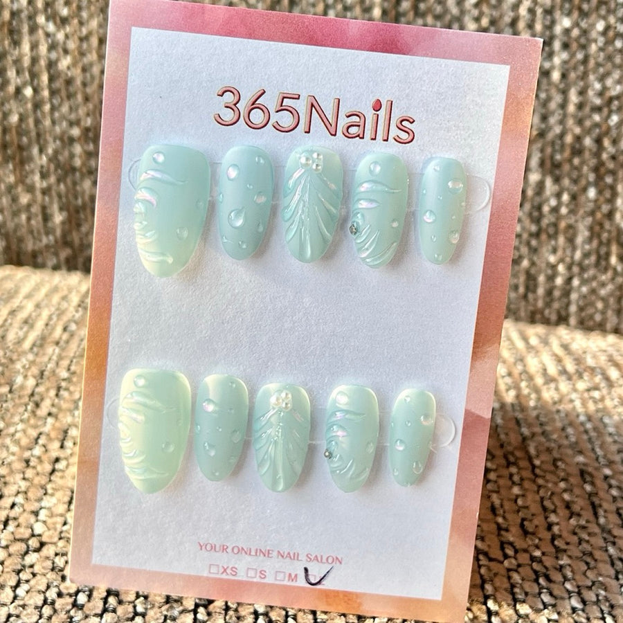 365nails : ongles press-on mi-longs forme stiletto, fait main — effet coquillage 3D bleu clair avec gouttes d'eau