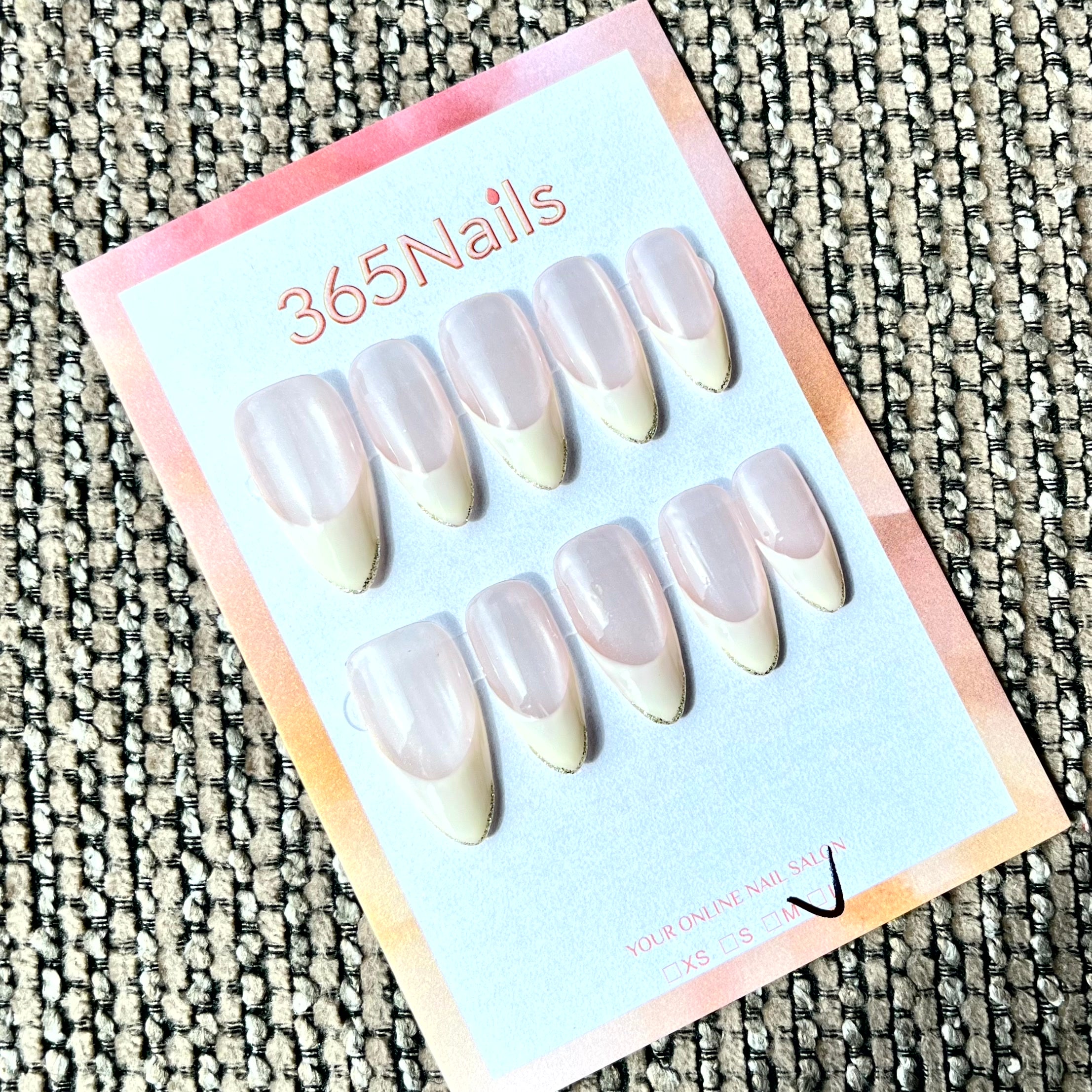 365nails: "부드러운 바닐라" — 미니멀 프렌치 팁 수제 프레스온 네일 숏 아몬드형