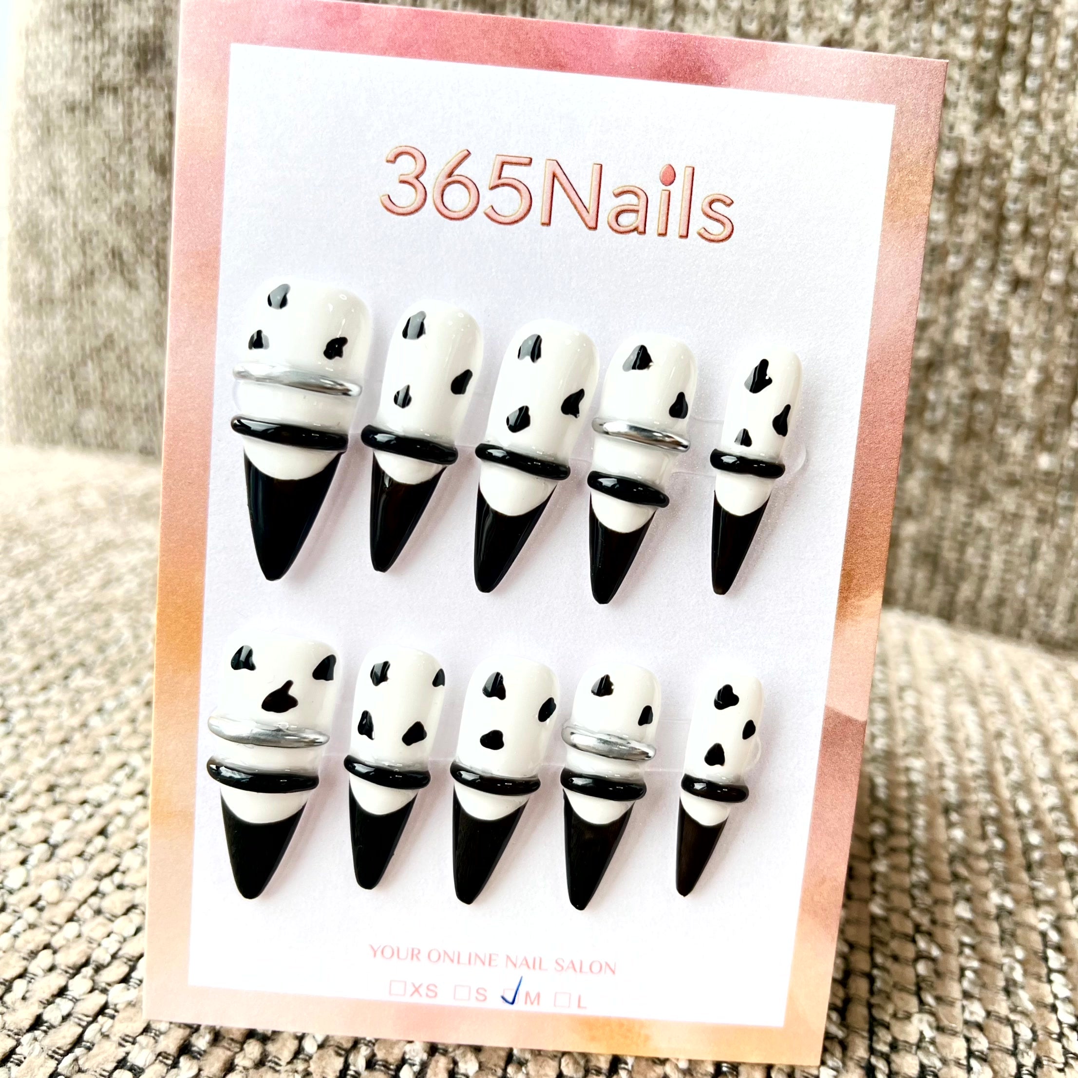 Imprimé vache Y2K: "Stiletto double anneau" – Ongles press-on longs forme stiletto
