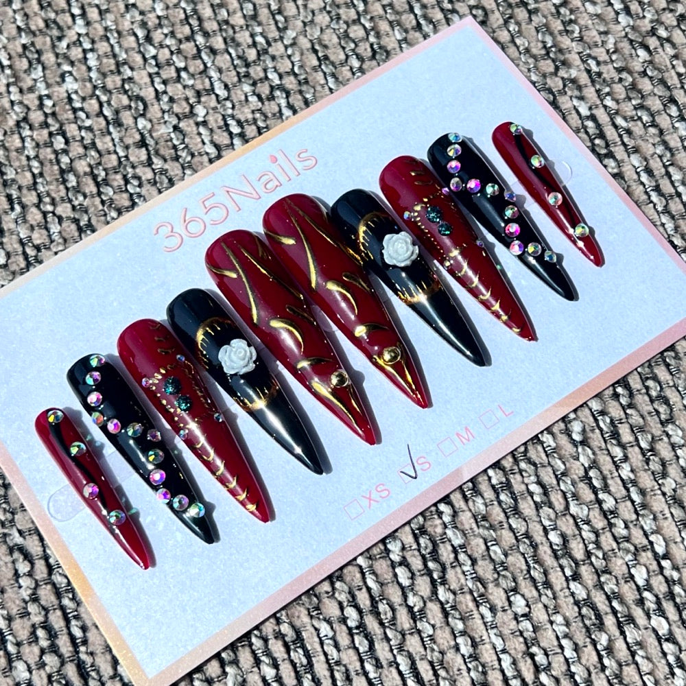 365nails : « Dynastie cramoisie » — ongles longs forme stiletto faits main avec rose 3D et feuille d'or