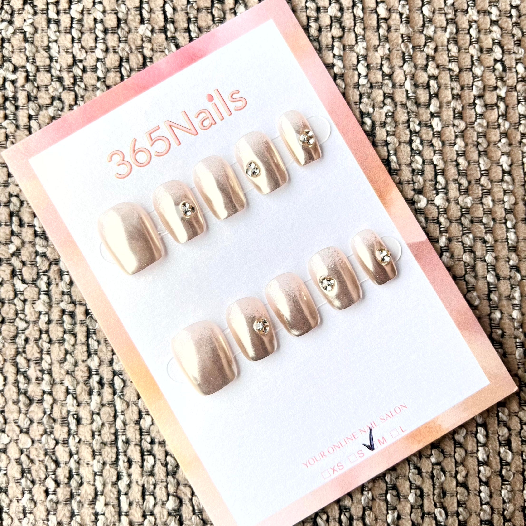 365nails: "Champagne Mist" – Unhas Quadradas Curtas Feitas à Mão com Miçangas de Vidro