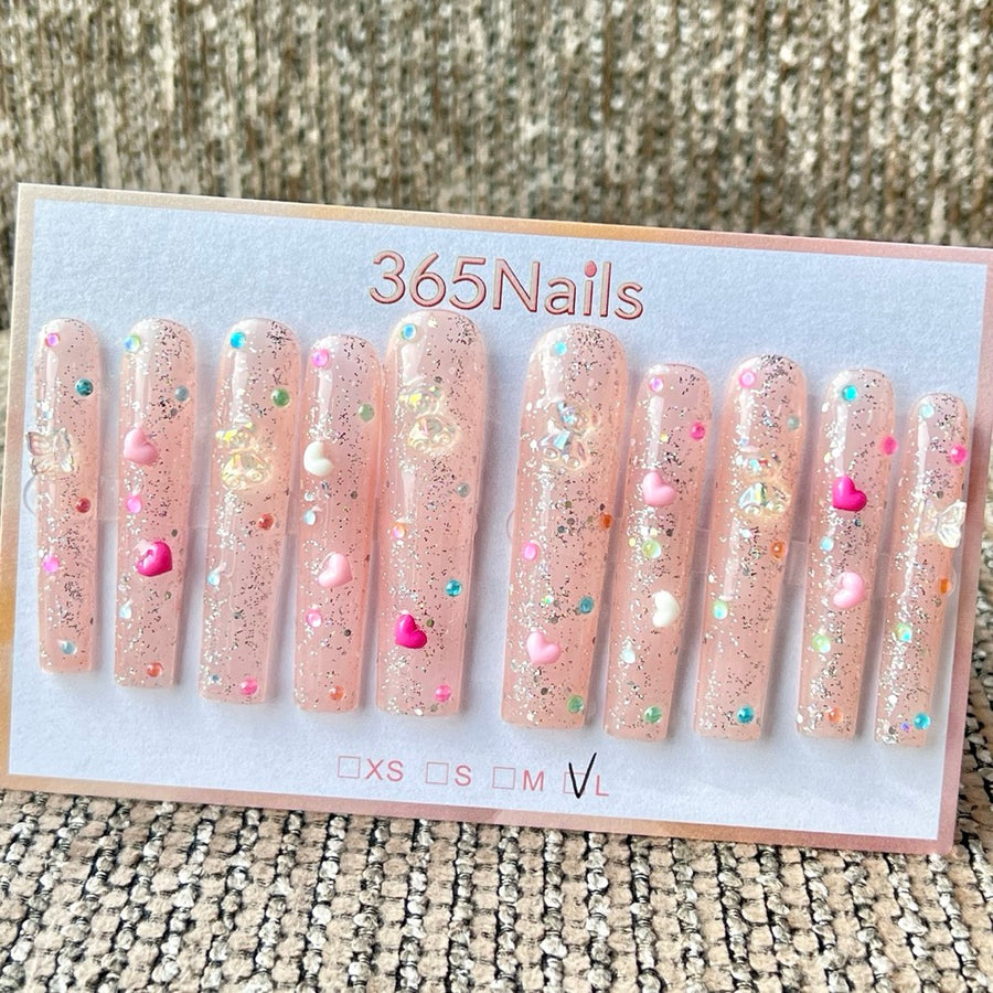 365nails — Ongles press-on fait main, longs, forme trapèze, motif rose à paillettes avec ours, cœur et papillon