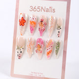 365Nails Uñas postizas Nude x Coral Jelly Mix con puntos pintados a mano, pétalos 3D, líneas de abanico y dije de ciervo dorado.