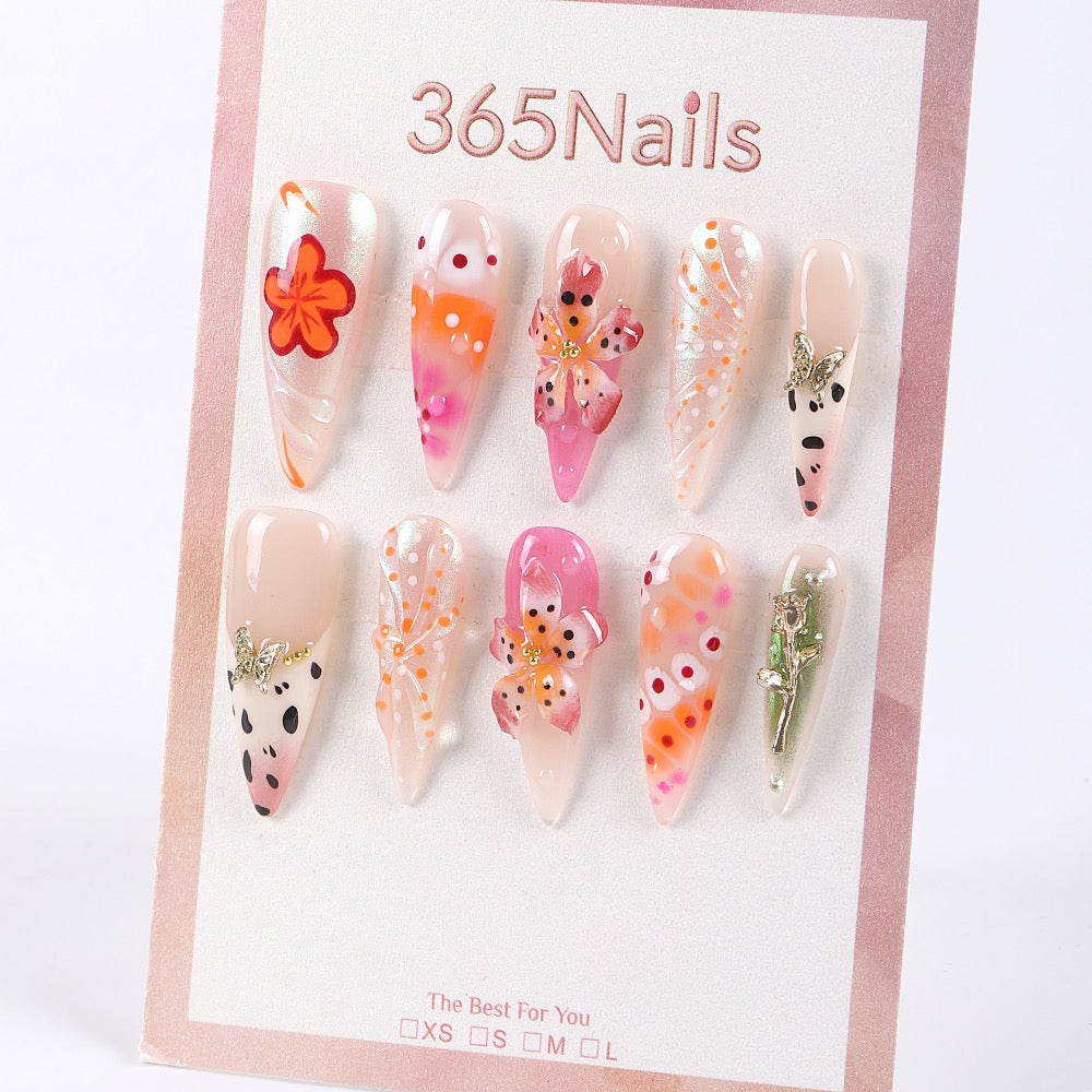 365Nails Uñas postizas Nude x Coral Jelly Mix con puntos pintados a mano, pétalos 3D, líneas de abanico y dije de ciervo dorado.