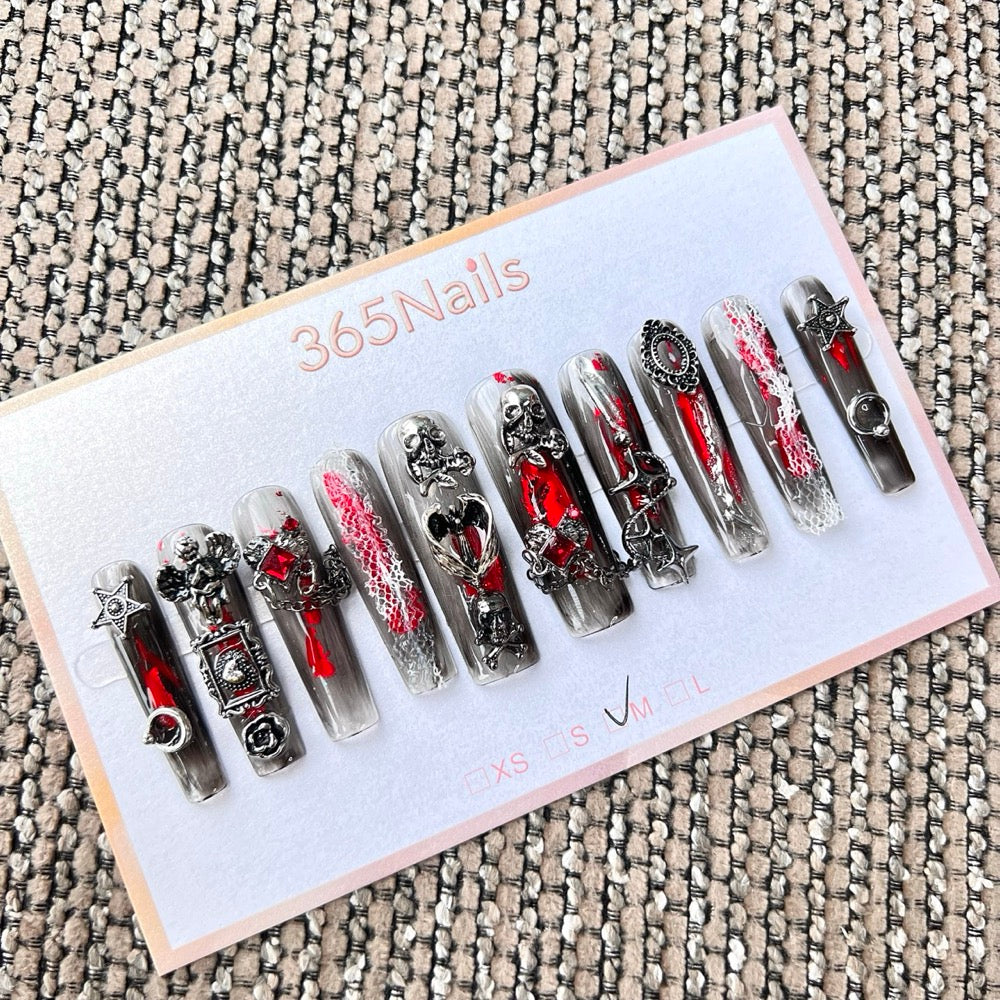365nails: "Trapézio Gótico de Renda de Sangue e Crânio" – unhas postiças artesanais