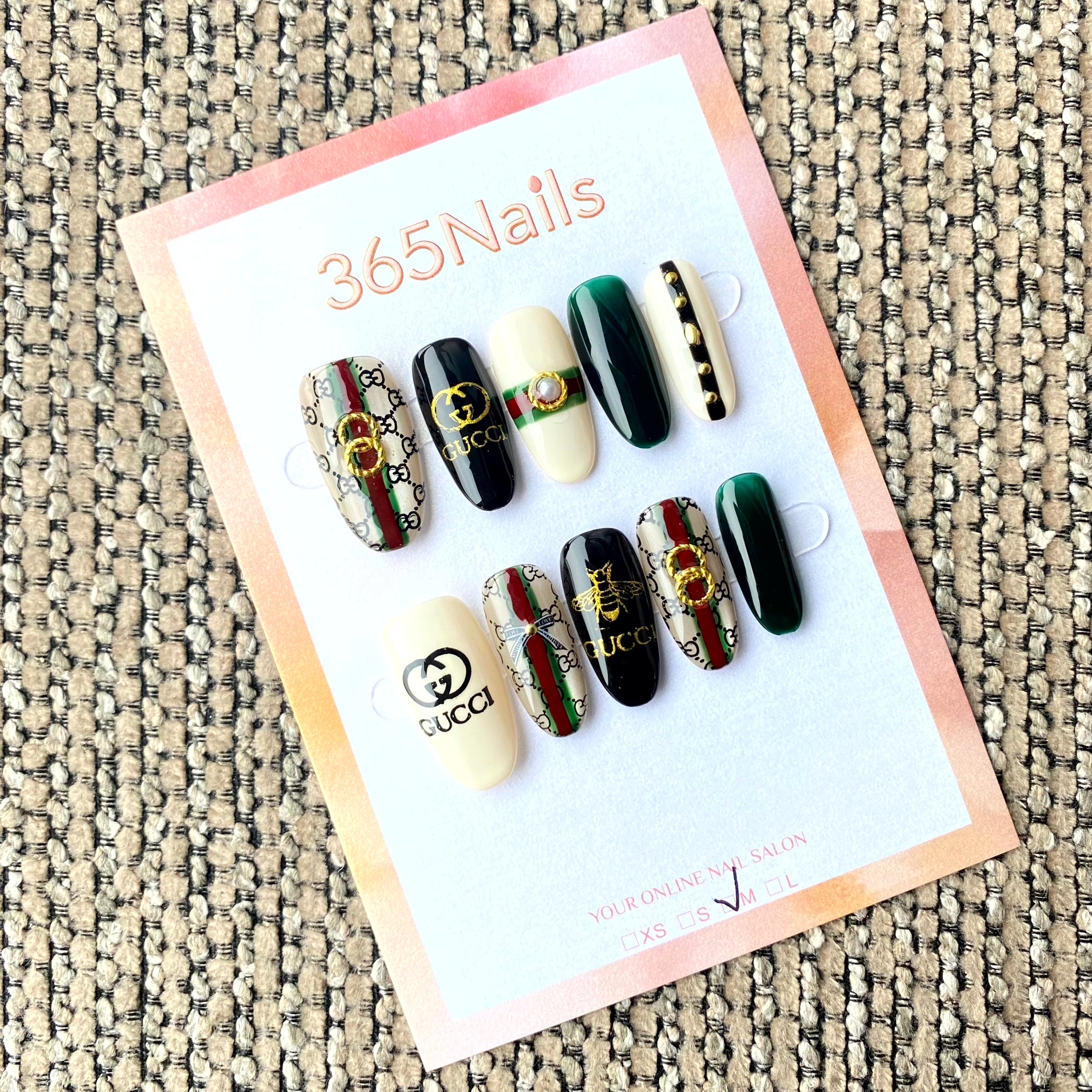 Luxury Logo 365nails：「復古條紋蜜蜂」— 奢華條紋與3D金色昆蟲手工製橢圓形穿戴甲