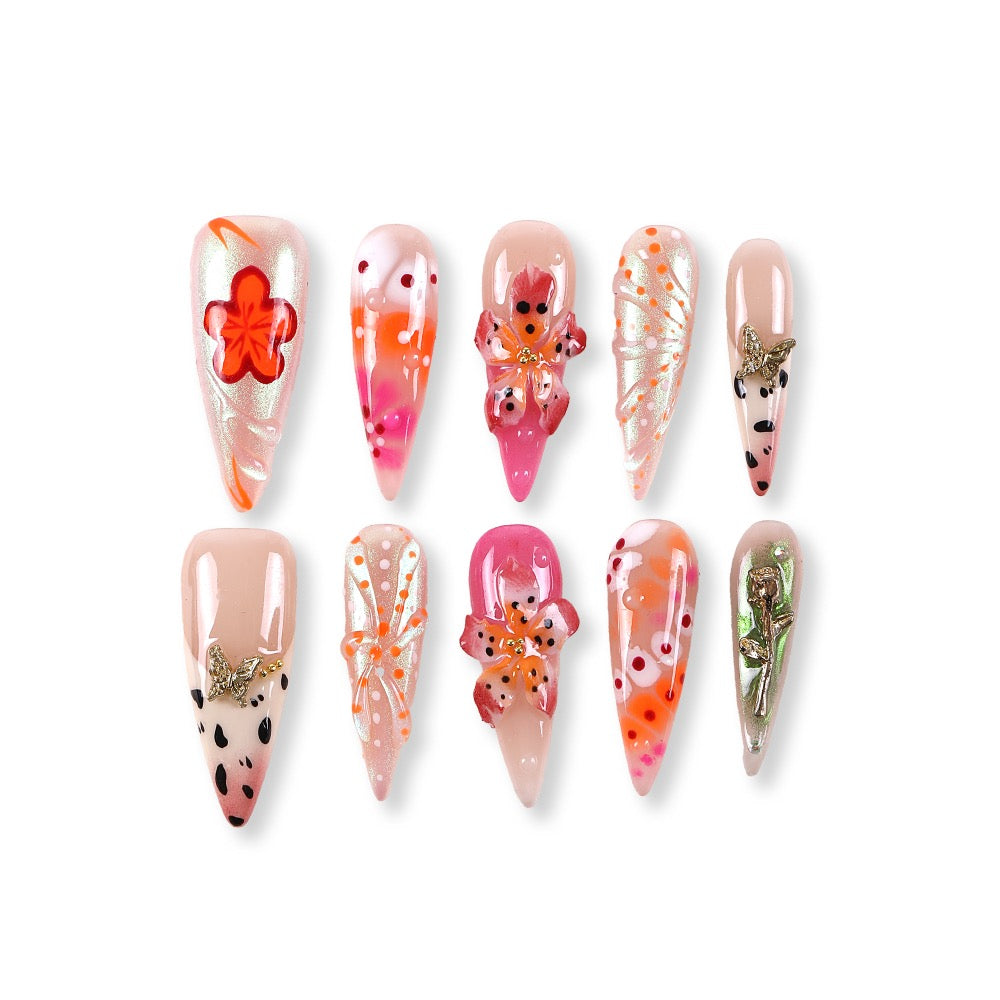 365Nails Uñas postizas Nude x Coral Jelly Mix con puntos pintados a mano, pétalos 3D, líneas de abanico y dije de ciervo dorado.