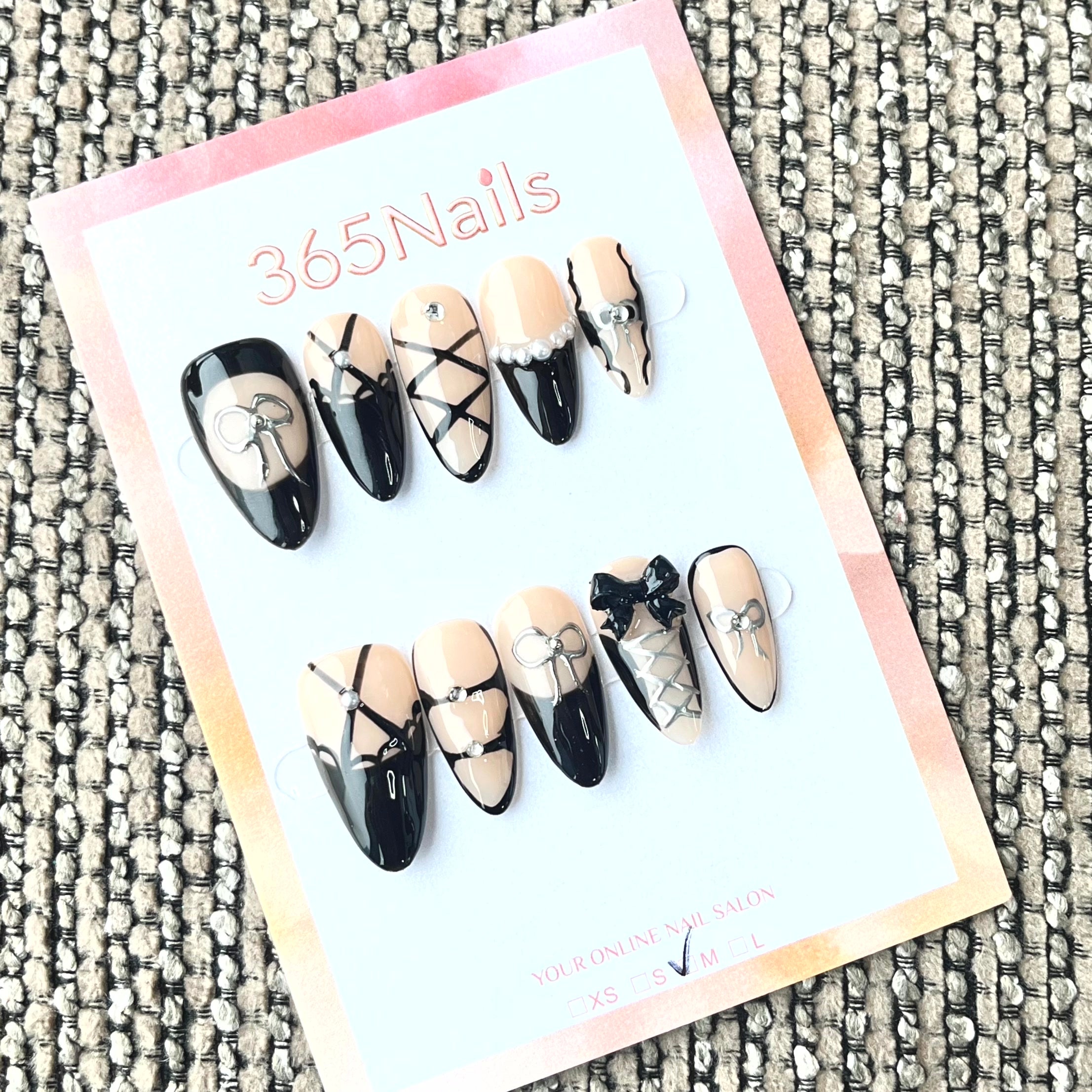 365nails : « Noir Ribbon » — ongles press-on forme stiletto fait main avec nœud 3D et dentelle