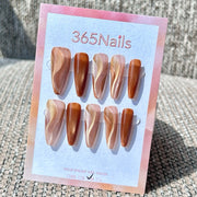 365nails: "Tourbillon Caramel et Or" – vague métallique tons neutres, ongles forme stiletto faits main