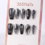 Uñas postizas largas de ataúd cromadas Galaxy de 365Nails en negro y plata.