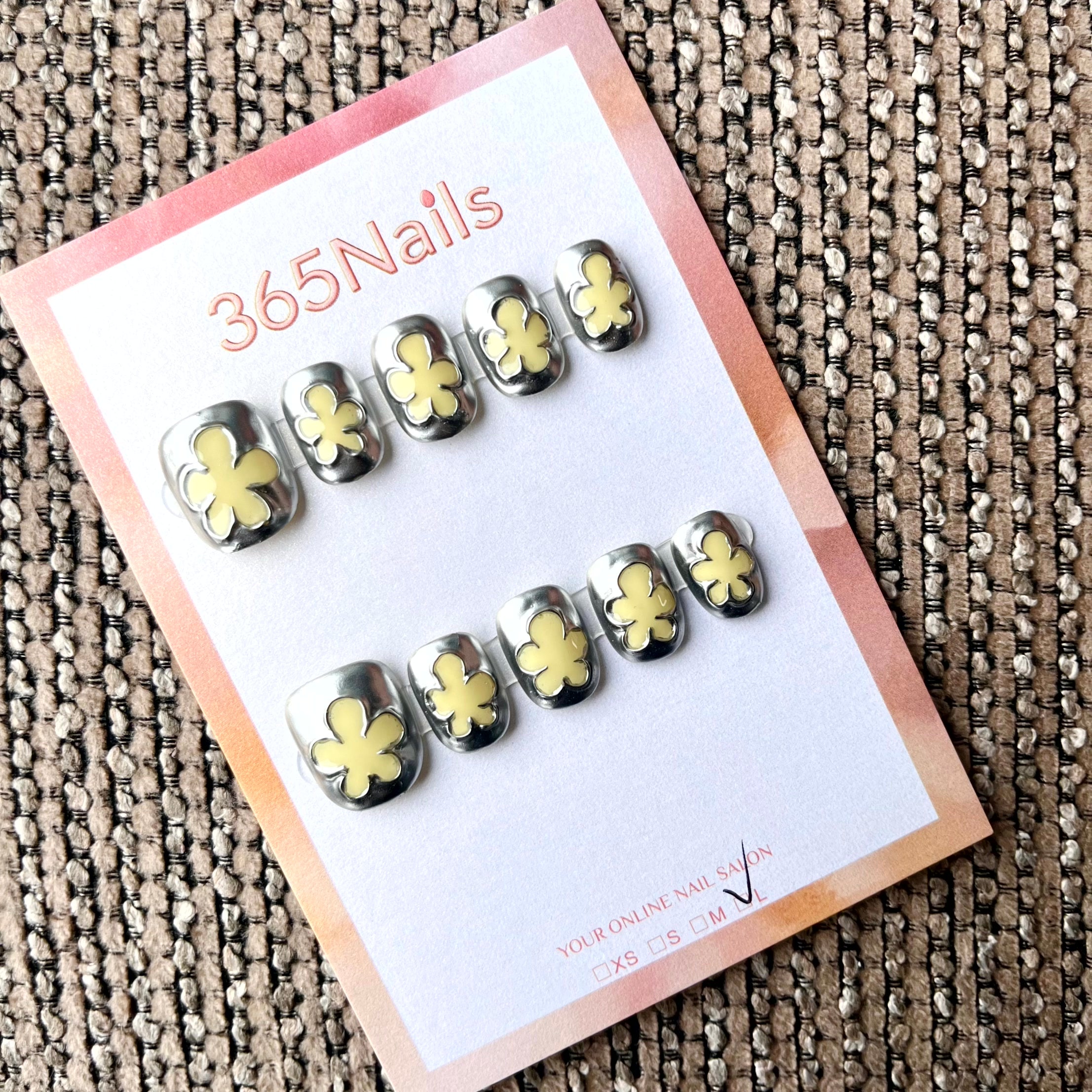 365nails: "金色時光綻放" – 3D花卉與金屬鏡面手工製短款方形穿戴甲