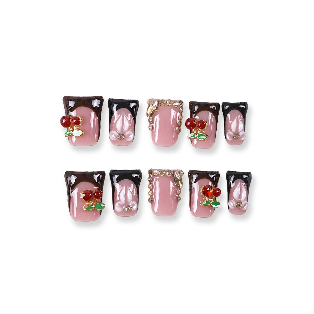 Uñas postizas negras francesas de 365nails con cerezas, estampado de leopardo y mini perlas.