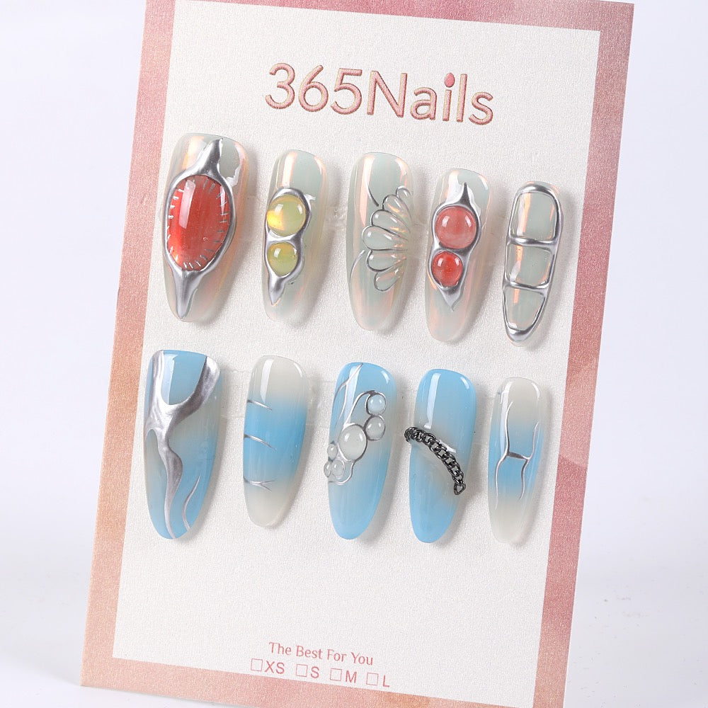 Uñas postizas 365nails color azul hielo tipo gelatina con detalles metálicos de burbujas.