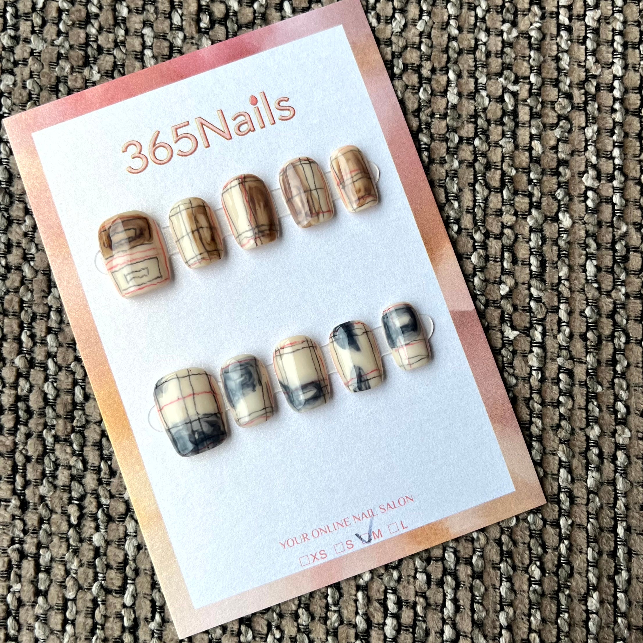 365nails : "Tartan Vogue" – Ongles carrés courts faits main à carreaux mixtes
