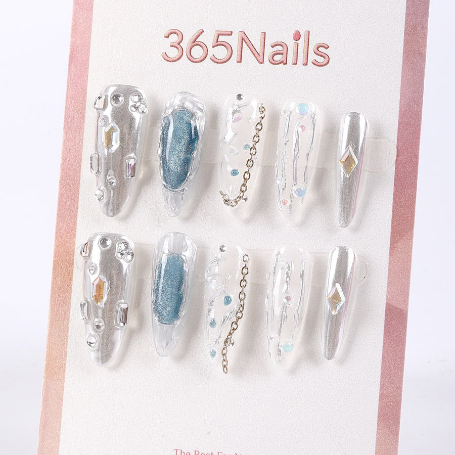 Uñas postizas largas de estilete con efecto gel de cristal 365Nails en color plata con cadenas y gemas.