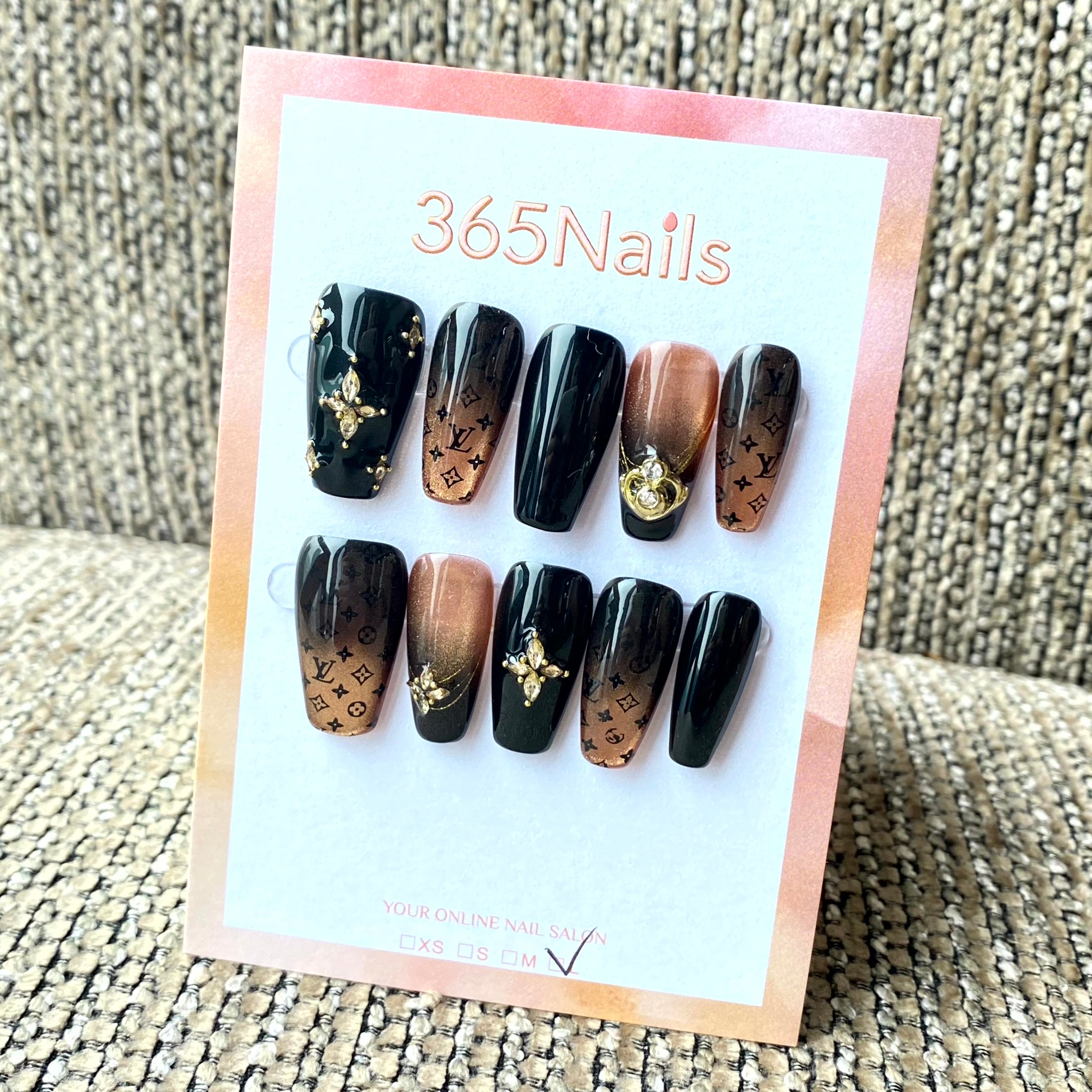 Luxury Logo 365nails: "Monograma Realeza Obsidiana" – Cruz Dourada 3D & Unhas Postiças Ombre Feitas à Mão