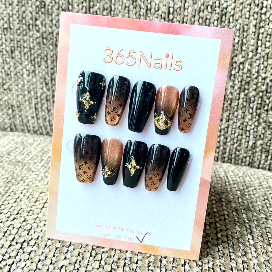 Logo de luxe 365nails : « Monogramme royauté obsidienne » – Croix en or 3D et ombre, ongles coffin fait main