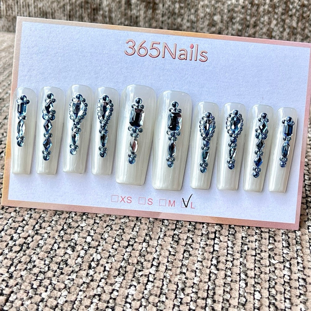 365nails: "Saphir de minuit" – ongles press-on amas de cristaux 3D, fait main, forme coffin, long