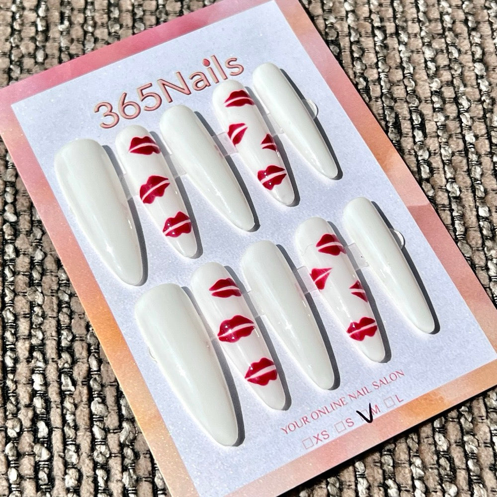 365nails: 「紅唇之吻」 – 手繪唇印 白色 手工製 尖形 穿戴甲