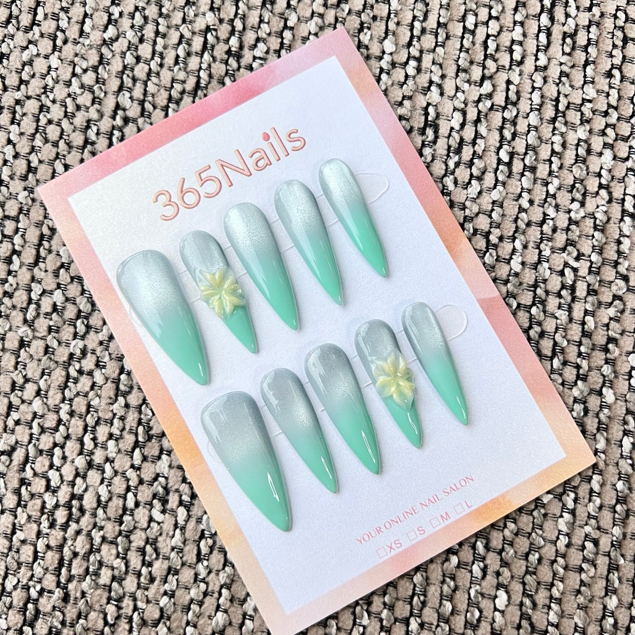 Cosmic Fatale: "Mint Lily Glow" – Unhas Postiças Artesanais Pontiagudas Stiletto Compridas