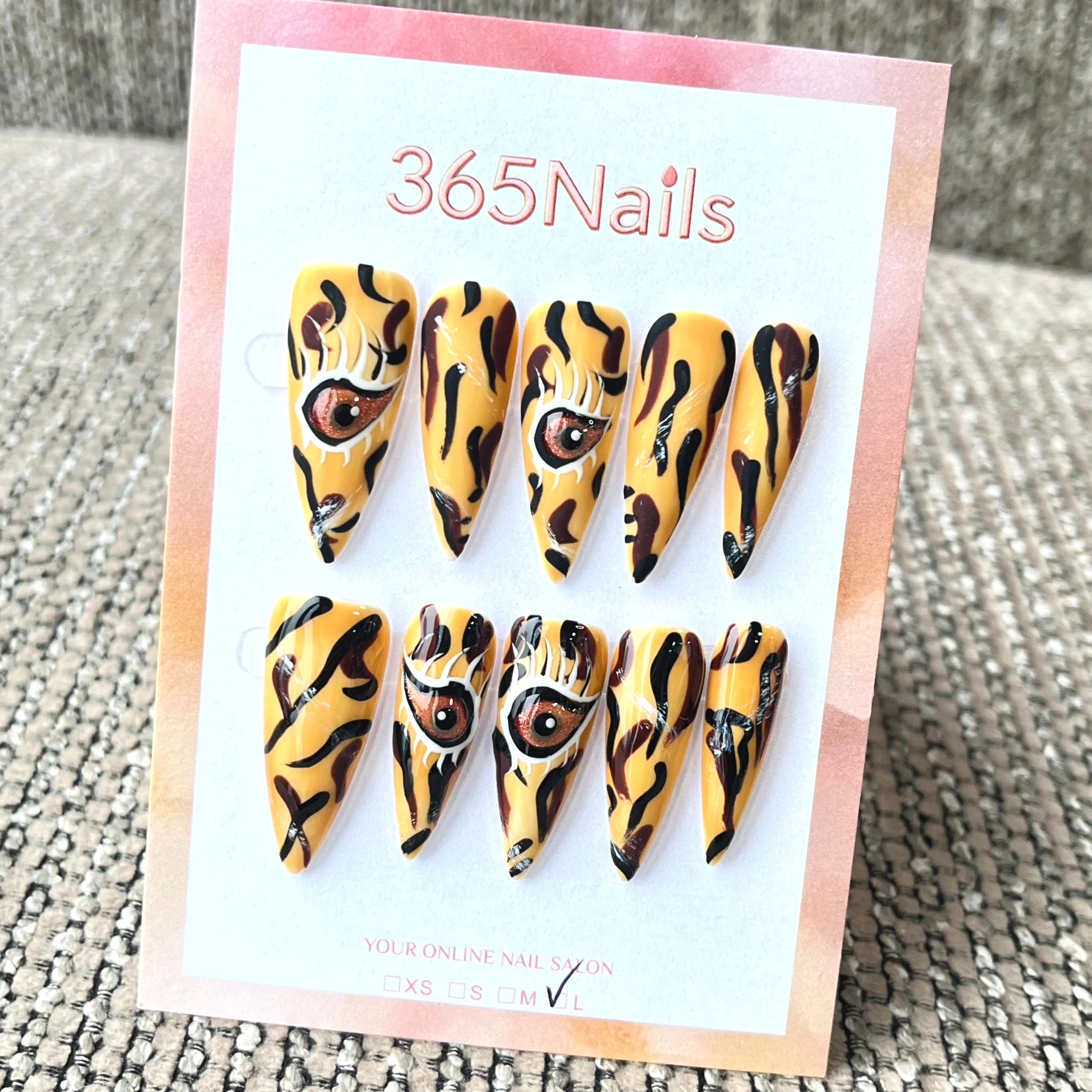365nails : « Regard Safari » — Ongles stiletto faits main à motif œil 3D et rayures tigre