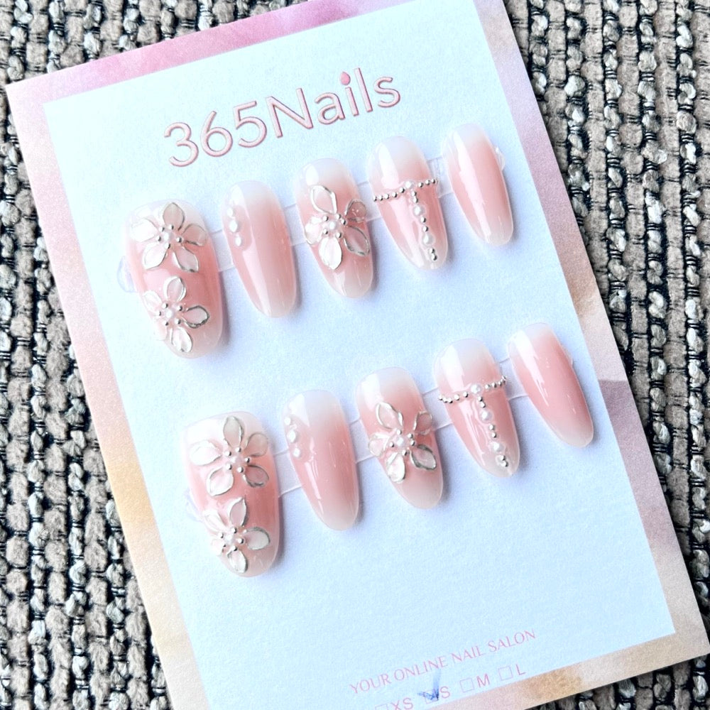 365nails: "Pétalas Ruborizadas" – Unhas de Amêndoa Médias Artesanais com Flores 3D e Cristais