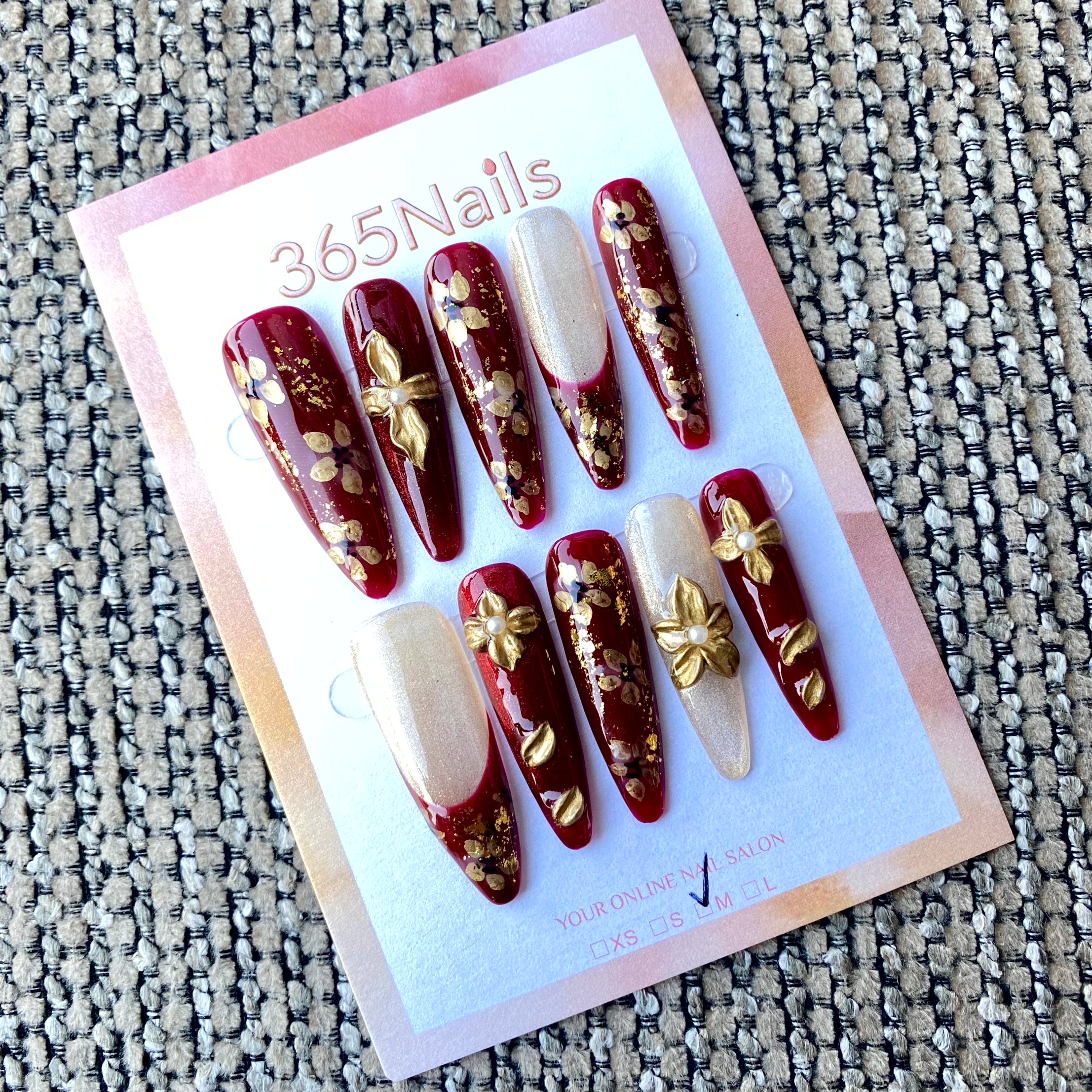 365nails: "Floral rouge et or" – fleurs dorées 3D, fait main — ongles forme stiletto