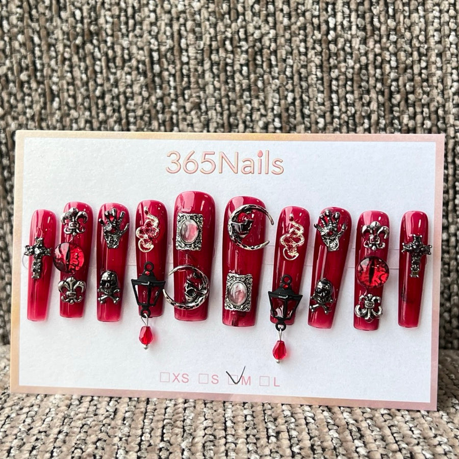 365nails — Rouge gothique : serpent, crâne, croix et lanterne — ongles press-on fait main