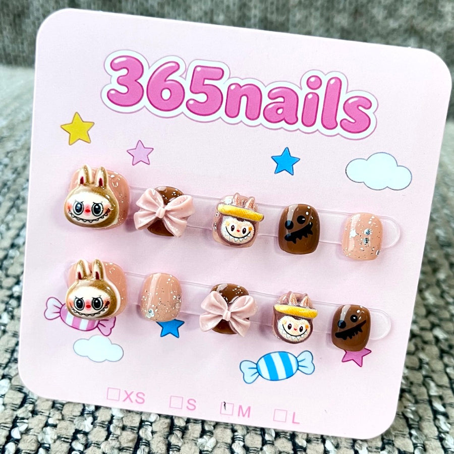365nails: "Cocoa Bunny" – 3D 캐릭터·리본 수제 숏 스퀘어형 네일