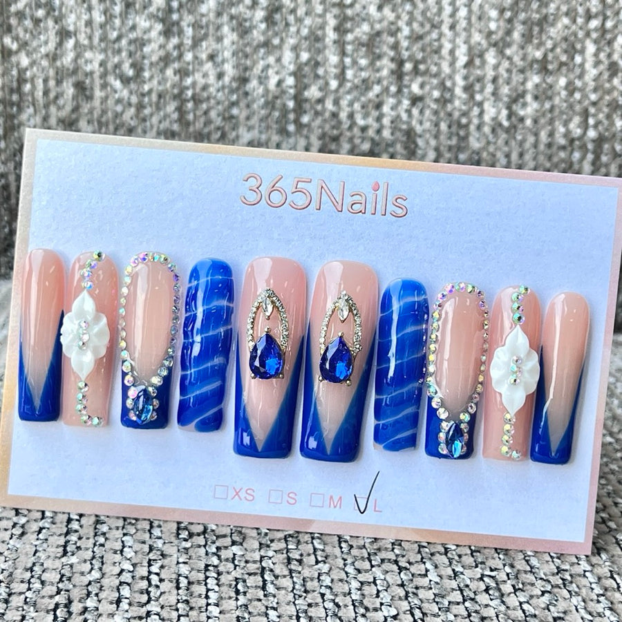365nails : « Saphir Royal » — Ongles press-on longs, forme coffin, fait main, French avec pierres 3D