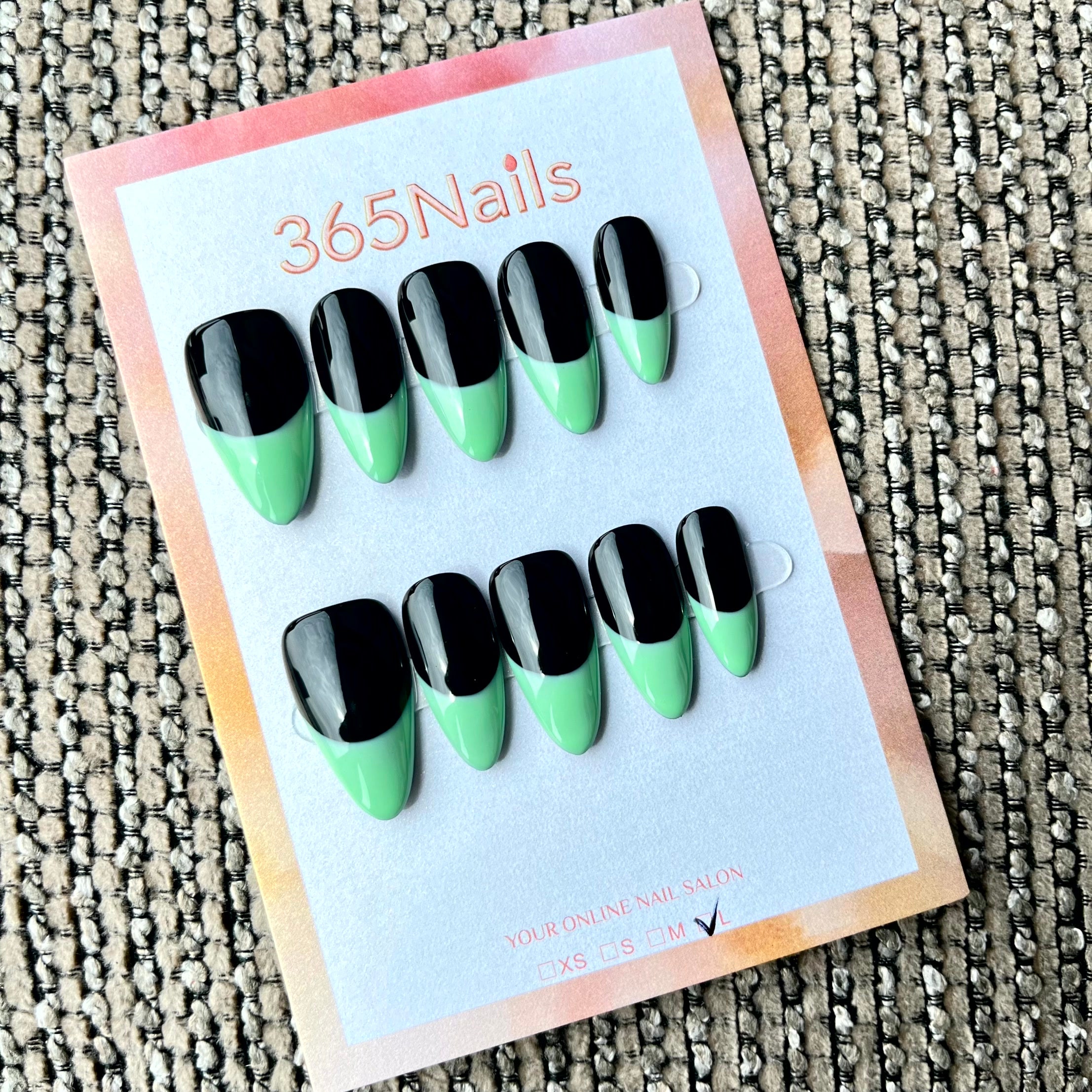 365nails: "Francesa Menta Noir" – Francesa Verde Menta e Unhas Pretas Sólidas Feitas à Mão Formato Amêndoa