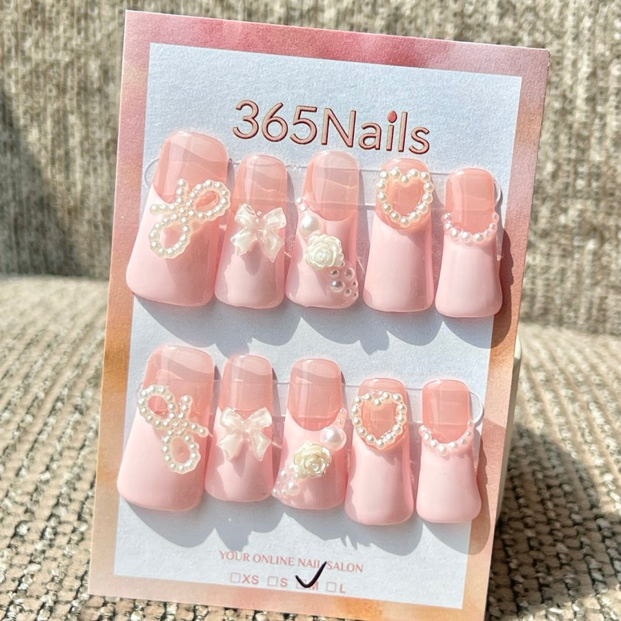 365nails : ongles press-on mi-longs fait main, forme trapèze — perle rose, nœud et fleur
