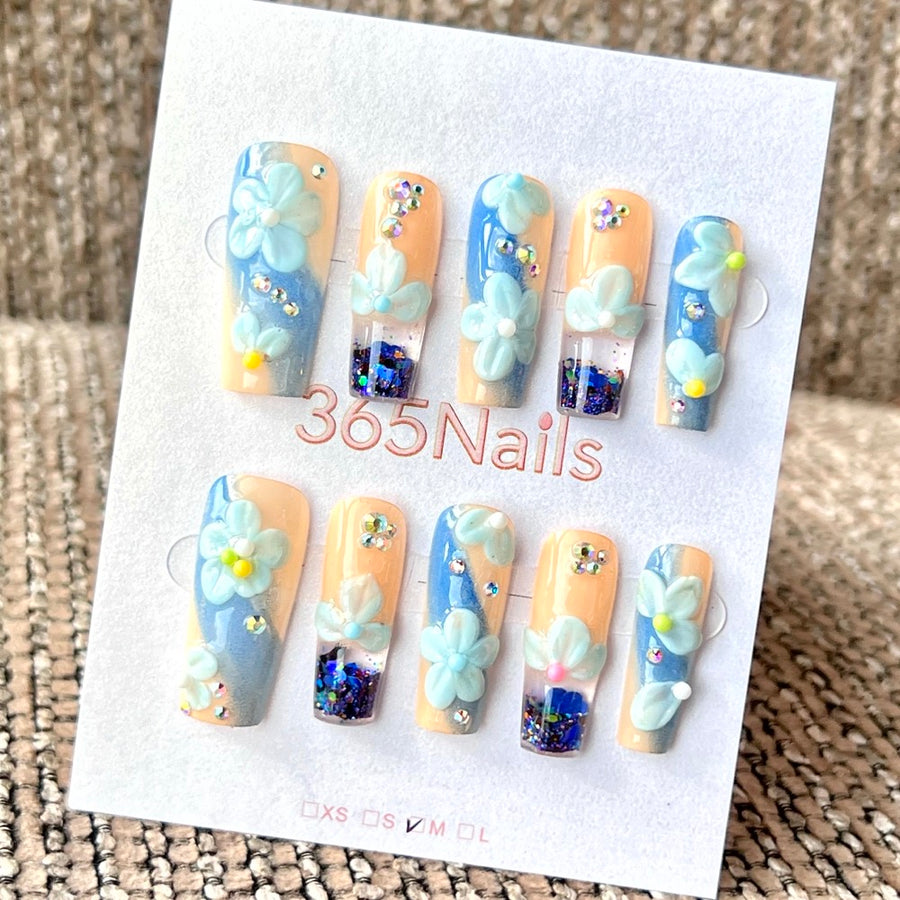 365nails : "Floraison Marguerite Bleu Ciel" — ongles press-on fait main, effet Liquid Motion, mi-longs, forme carrée — 3cm